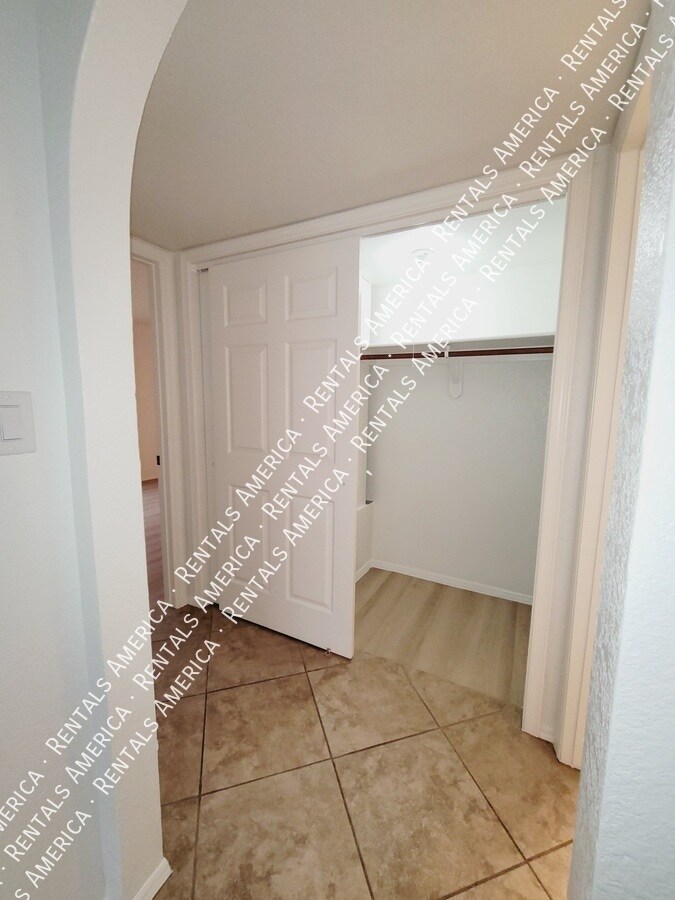 Building Photo - 13831 N Kendall Dr