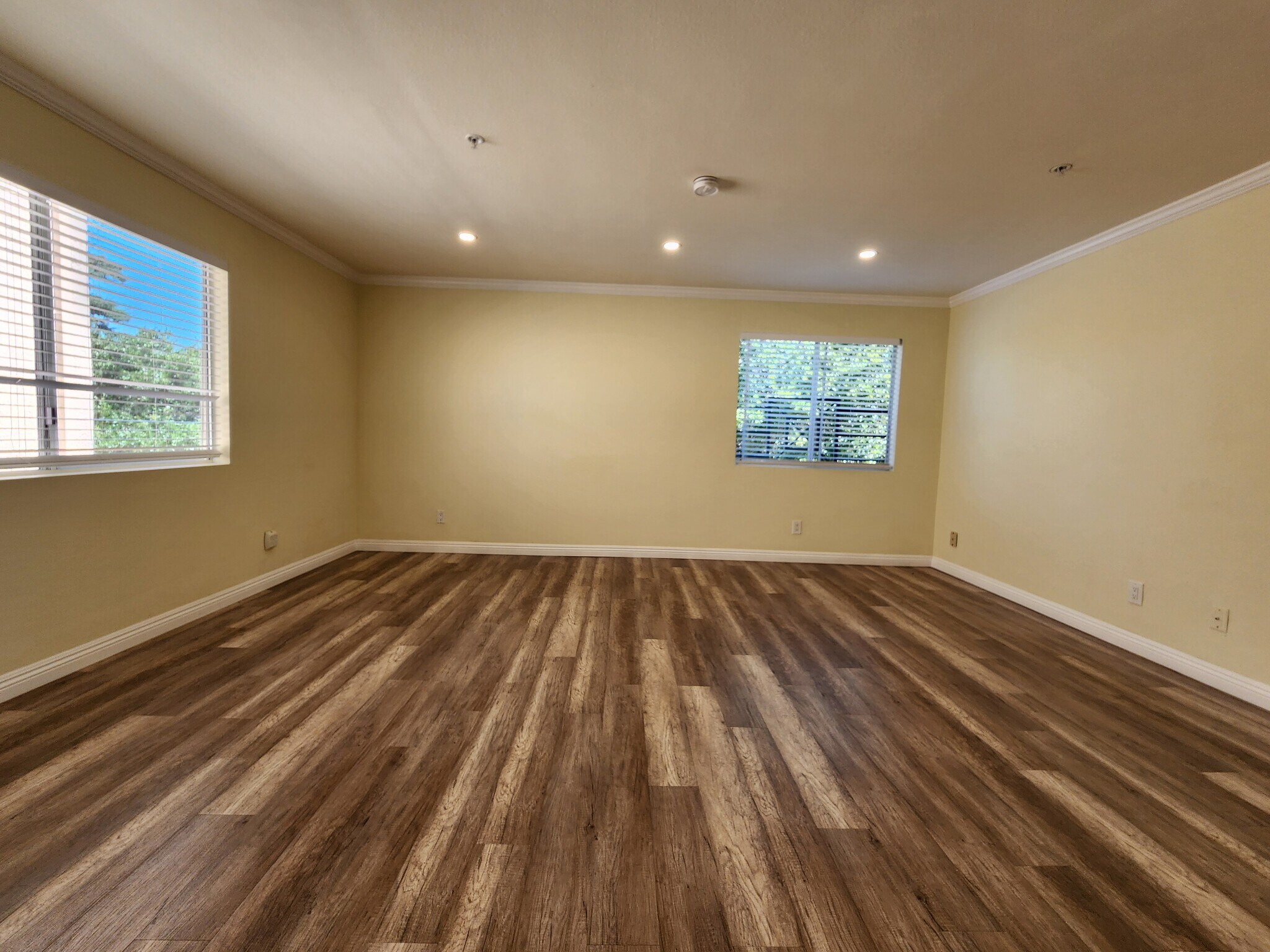 Building Photo - 420 Riverdale Dr