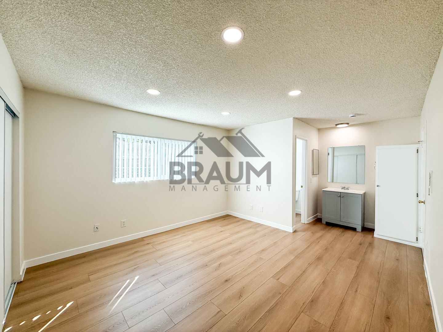 Building Photo - 6612 Sylmar Ave