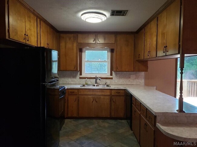 Building Photo - 1203 Oates Rd