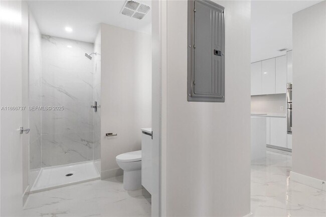 Building Photo - 700 NE 24th St