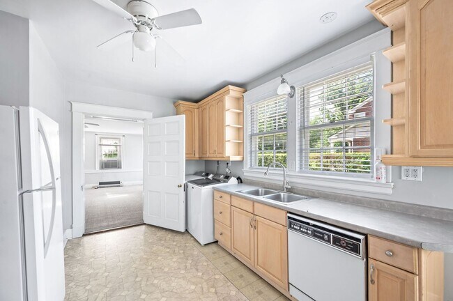 Building Photo - Charming 4BE/3BA Home in Historic Downtown...