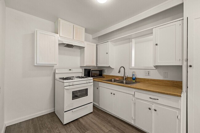 Building Photo - Enjoy Lake Views from This Cozy 1 Bed, 1 Bath Home
