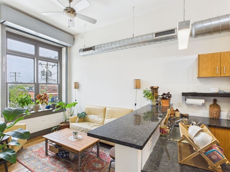 Interior Photo - 1322 W Broad St