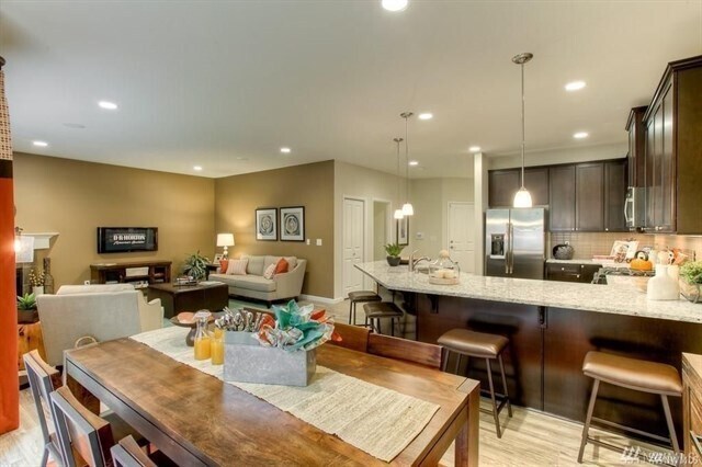 Building Photo - Beautiful 6BD/3BA home nestled in desirable Rainer Ridge neighborhood
