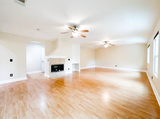 Building Photo - **STUNNING** 8 BEDROOM SOLAR HOME IN GATED...