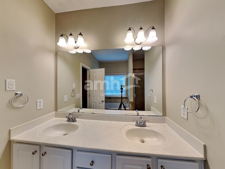 Building Photo - 907 Yancey Ct