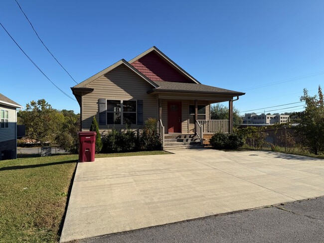Building Photo - Beautiful home 3 minutes from ETSU!
