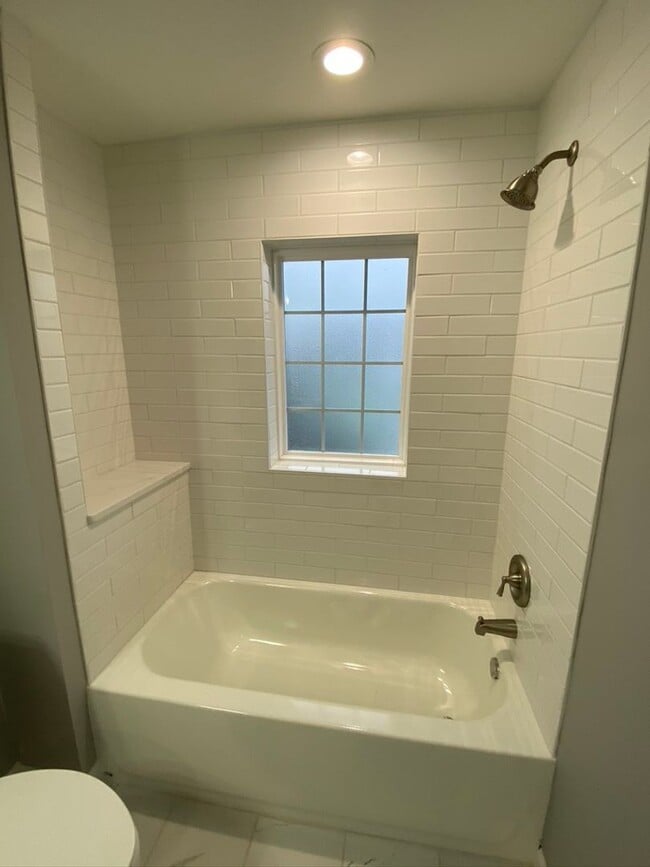 Building Photo - Awesome 3 bedroom 1.5 Bath Home in Emmaus