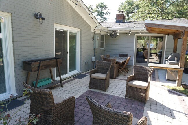 Building Photo - 109 E Sand Hills Dr