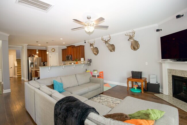 Building Photo - "Spacious 4-Bedroom Gem with 2.5 Baths at ...