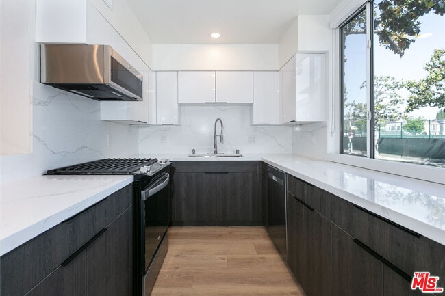 Building Photo - 301 Rexford Dr