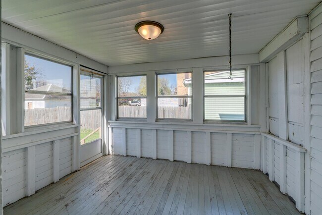 Building Photo - 427 Vernal Ave