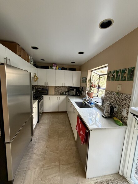Kitchen - 1604 Lakeview Blvd E