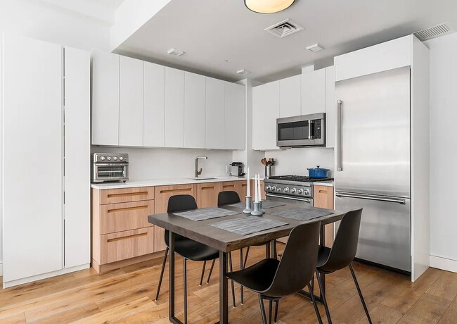 Building Photo - Mint condition south-facing one bedroom wi...