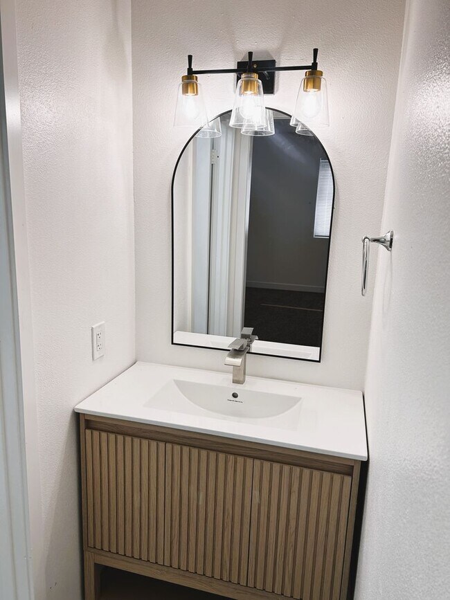 Building Photo - 1 MONTH FREE RENT! Scottsdale/Tempe Beautifully Remodeled 3 bed 2 bath with Yard!