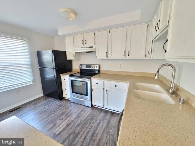 Building Photo - 5584 Talbot Ct