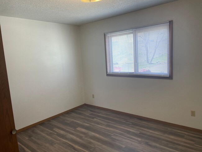 Building Photo - 1 Bedroom Apartment - Close to Schools, Sh...