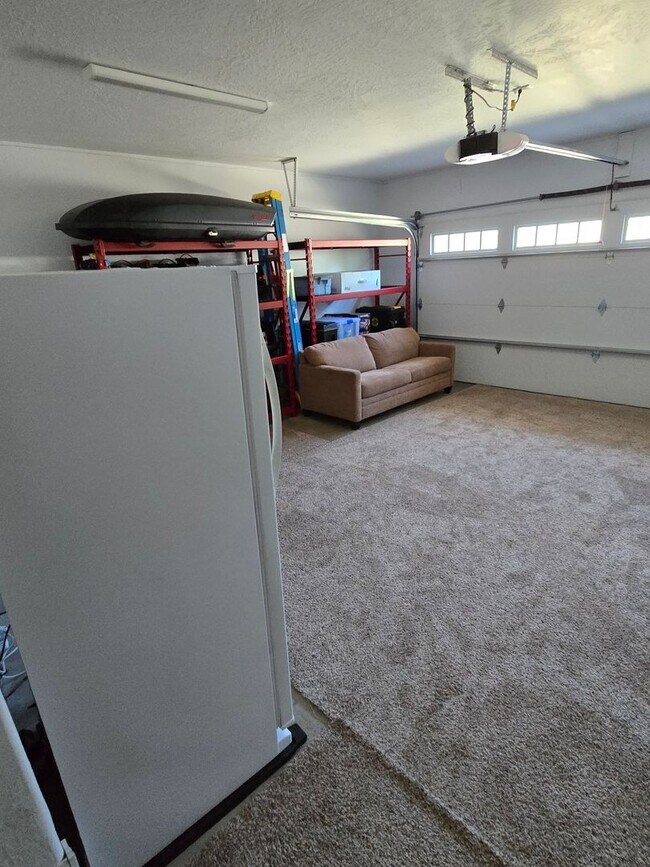 Building Photo - 3 bed 2.5 bath  Home for Rent in Grants Pass