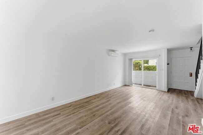 Building Photo - 825 S Detroit St