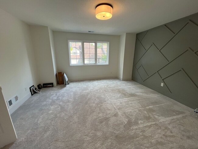 Building Photo - Welcome to this updated townhome in Northe...