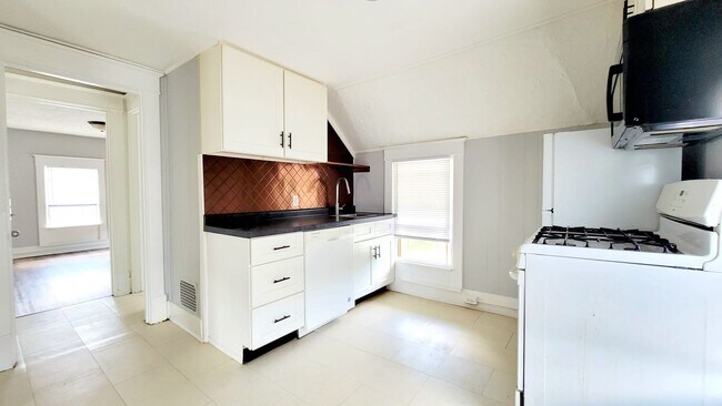 Building Photo - 1210 W 6th st