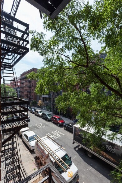 Building Photo - 521 E 5th St