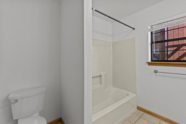 Building Photo - 103 E Miller Ct