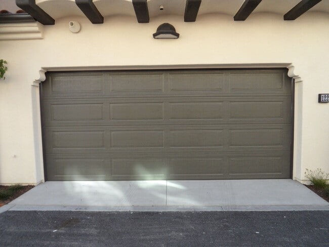 Building Photo - 4BR 3BA two-story condo with 2 Car Attached Garage