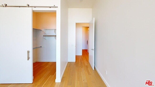 Building Photo - 525 Olive St