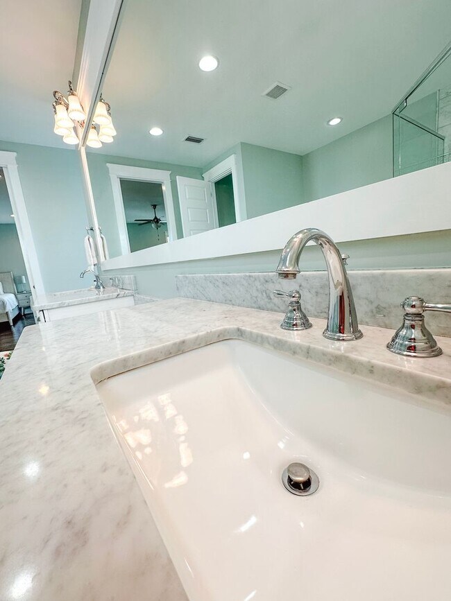 Building Photo - New, exclusive 3200 sq ft 4 bedroom/3.5bat...