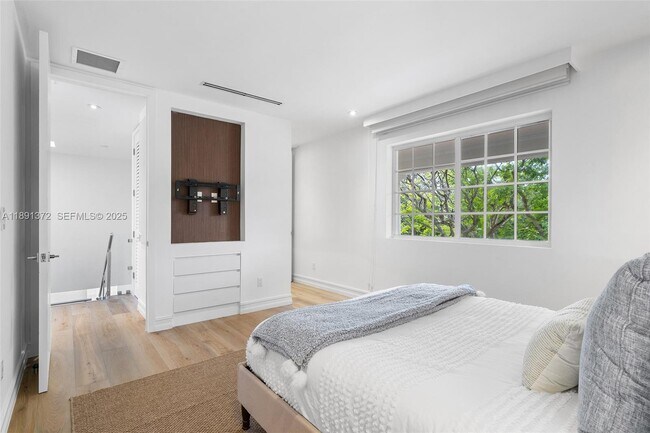 Building Photo - 575 Bay Point Rd