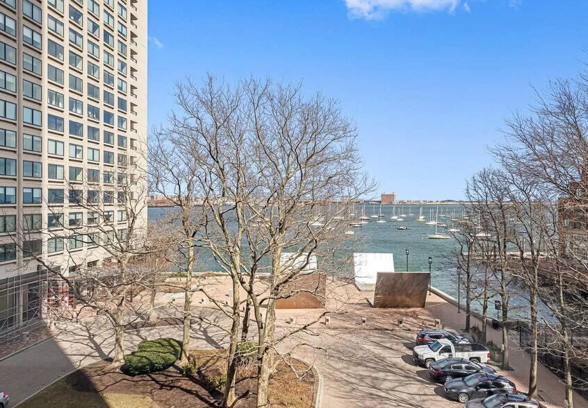 Building Photo - 65 E India Row