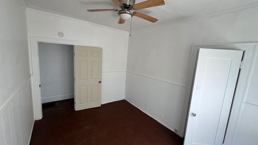 Building Photo - 1071 Dundas St