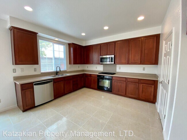 Building Photo - 5 br, 3 bath House - 10814 Peony Place Dr.