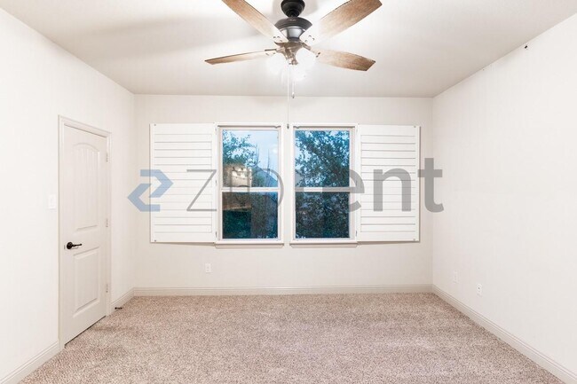 Building Photo - Unit