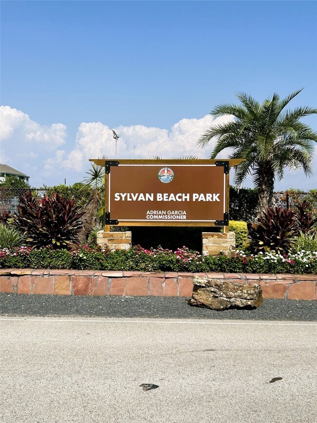 Building Photo - 302 Shoreacres Blvd