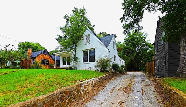 Building Photo - 1010 W Rusk St