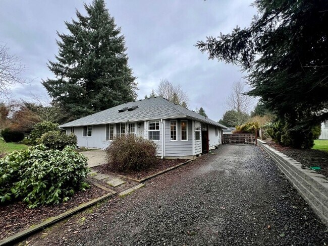 Building Photo - Renovated 3BD w/ Large Shop