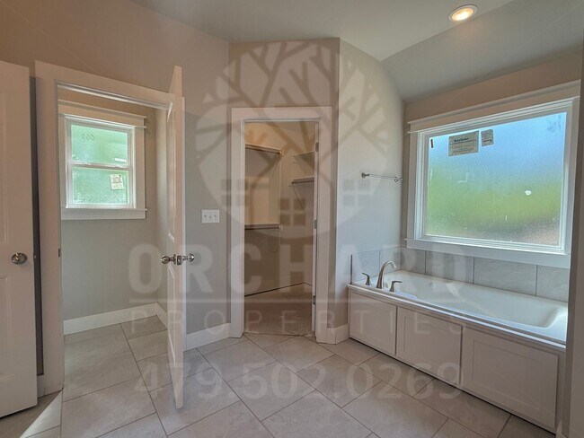 Building Photo - Bella Vista Single-Family Home- 2 Bed/ 2 B...