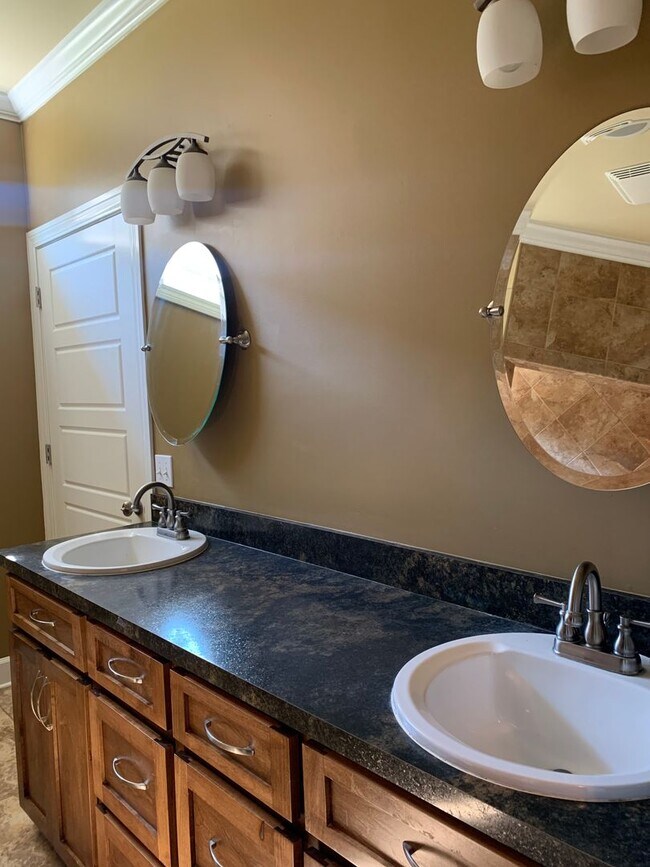 Building Photo - 102 Valley Chase Dr