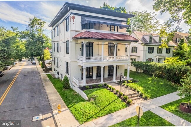 Building Photo - 2300 W 17th St