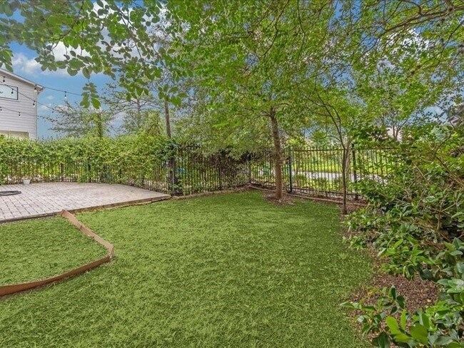 Building Photo - 3212 N MacGregor Way