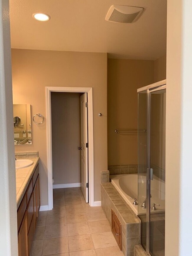 Building Photo - GORGEOUS MODERN 3BR 3BA TOWNHOUSE IN BEAUT...