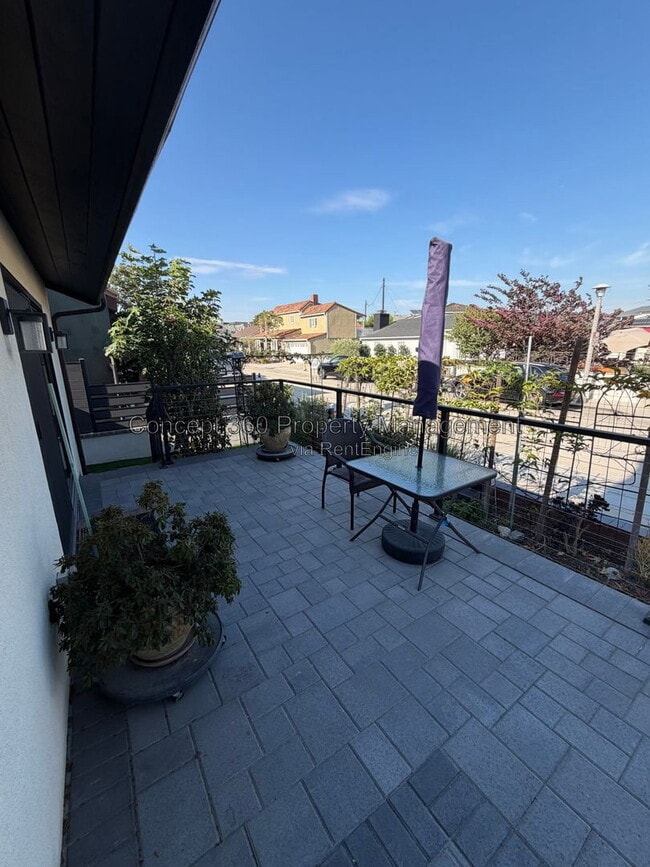 Building Photo - 237 Novara Dr