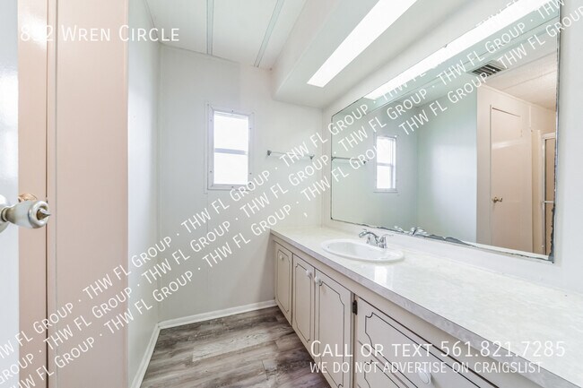 Building Photo - 832 Wren Cir