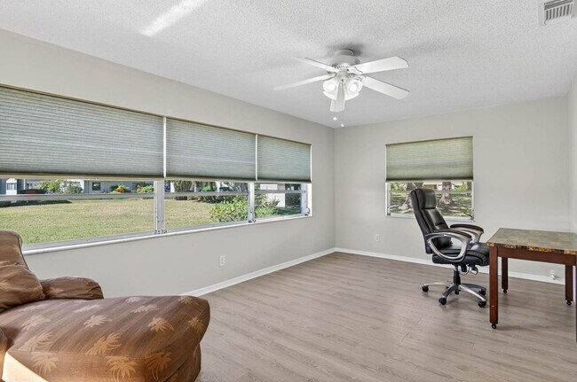 Building Photo - Totally Updated