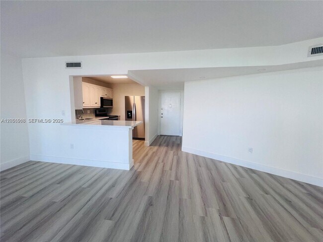 Building Photo - 1200 NE Miami Gardens Dr