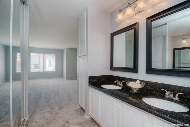 Building Photo - Upper level 2BR/2BA Condo for rent in Mira Mesa!