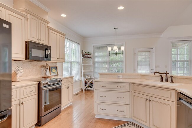 Building Photo - 5 Bed/3 Bath home with Primary Bedroom & a...